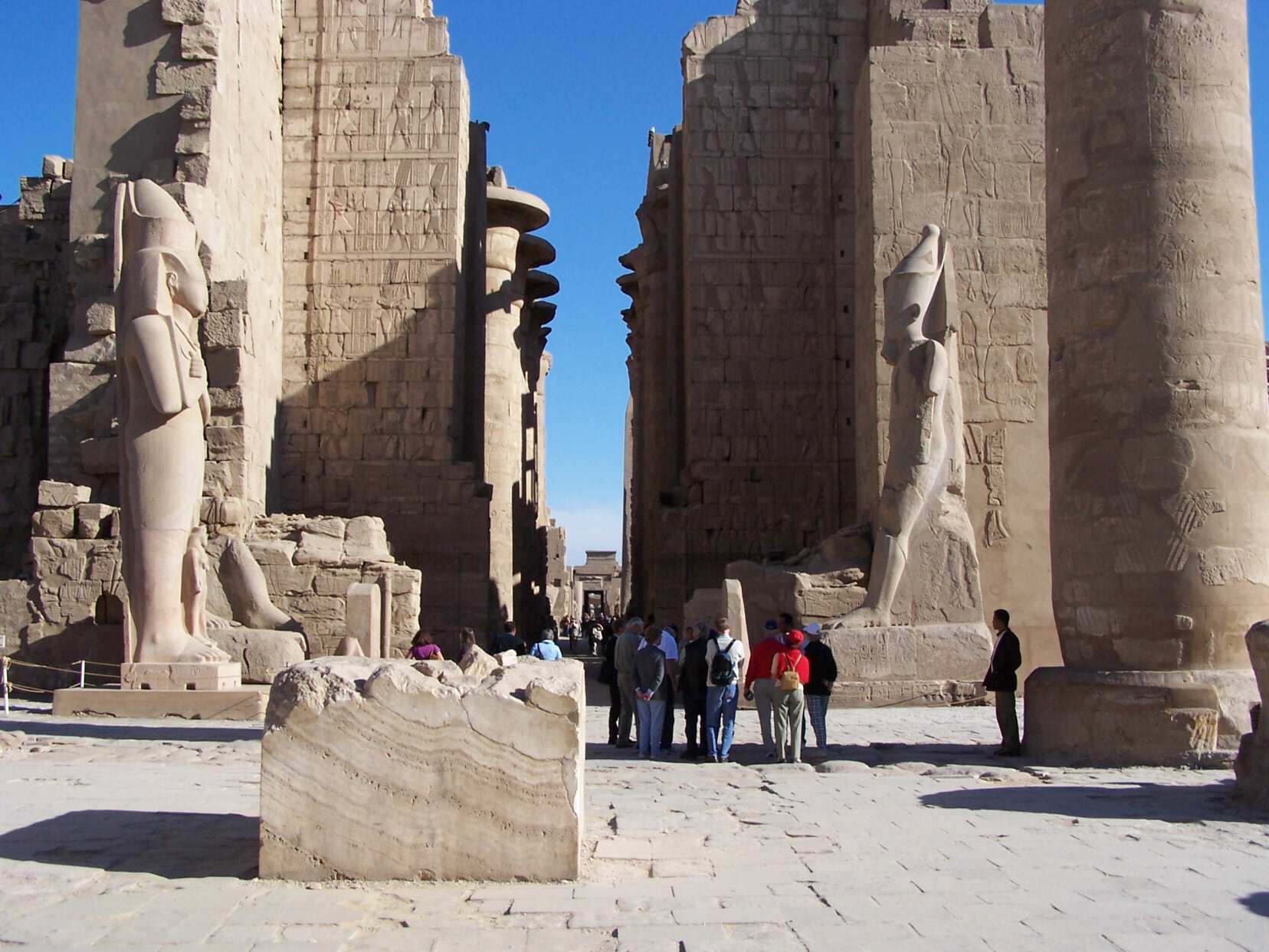 Deuxime pylne, encadr de deux statues colossales de Ramses II.